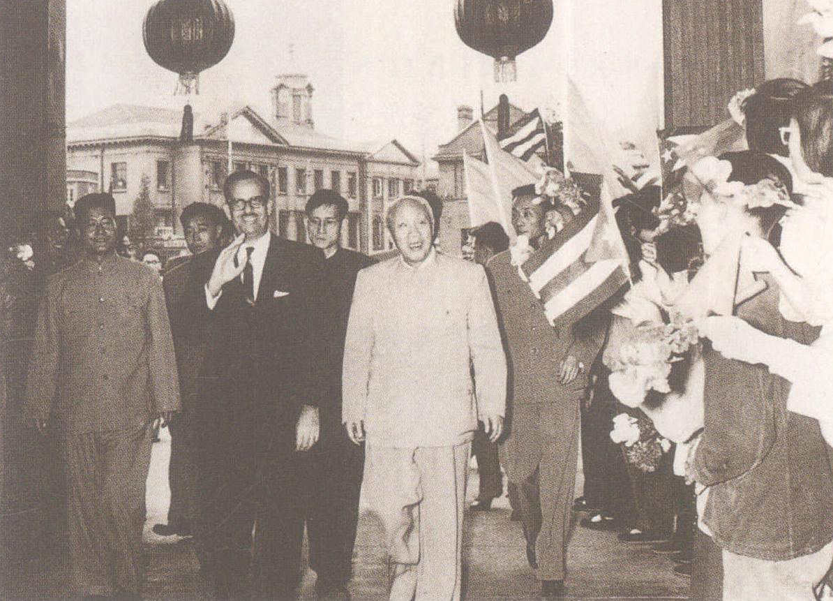 1961年9月26日，國家副主席董必武陪同古巴共和國總統(tǒng)奧斯瓦爾多·多爾蒂斯科·托拉多博士訪問天津